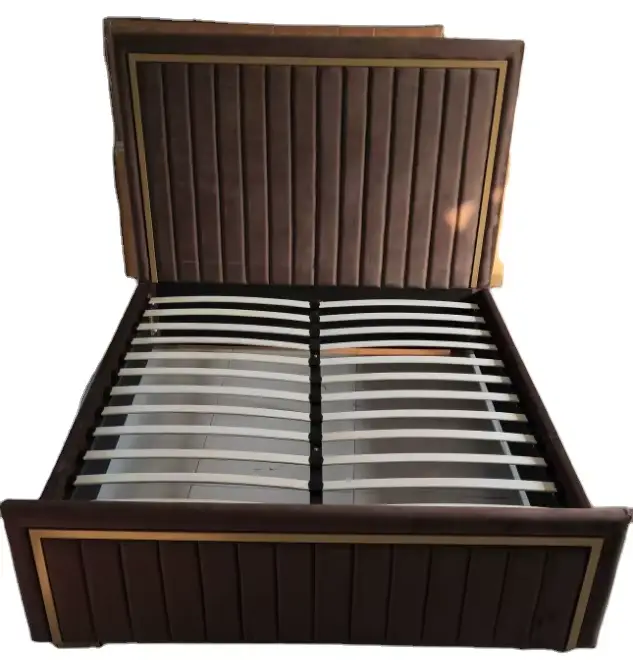 Lit king size de luxe pour chambre à coucher d'appartement moderne