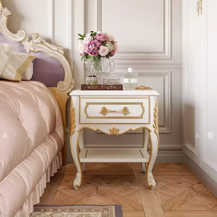 Lit simple en bois, style français, design moderne, lit queen size, chambre principale, lit double,