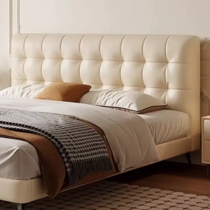 Cadre de lit crème minimaliste en bois et cuir avec rangement