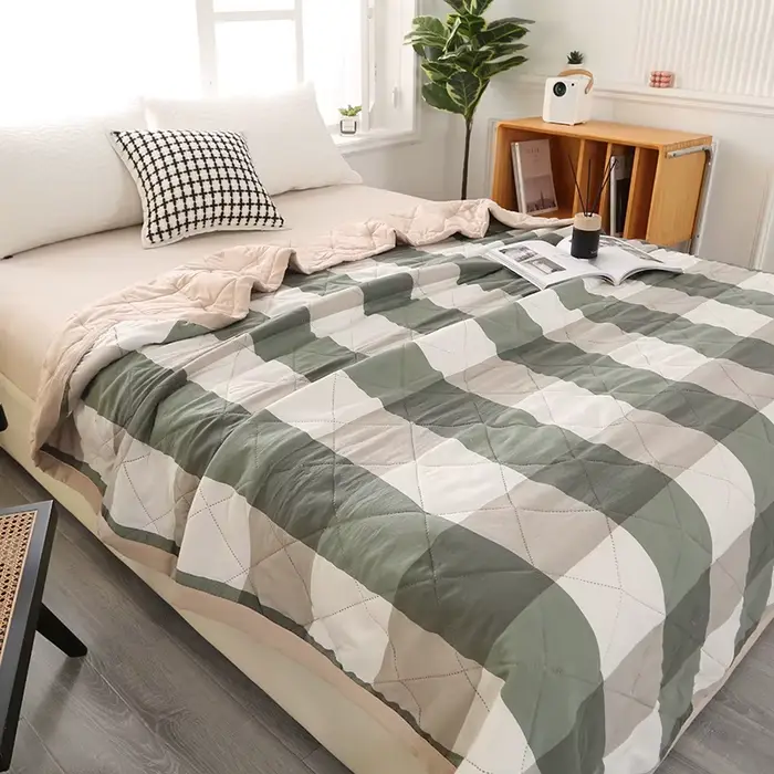 Une couverture de lit matelassée lavée de couleur unie printemps/été double matelassée 150180200   l
