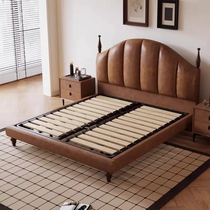 Lit Queen Size de style nordique avec tête de lit capitonnée et organisateur intégré – Idéal pour la