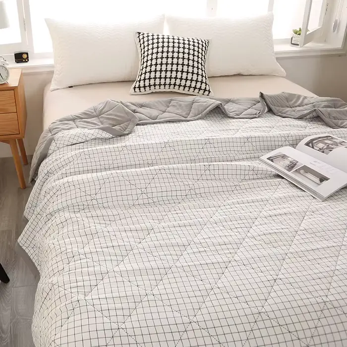 Une couverture de lit matelassée lavée de couleur unie printemps/été double