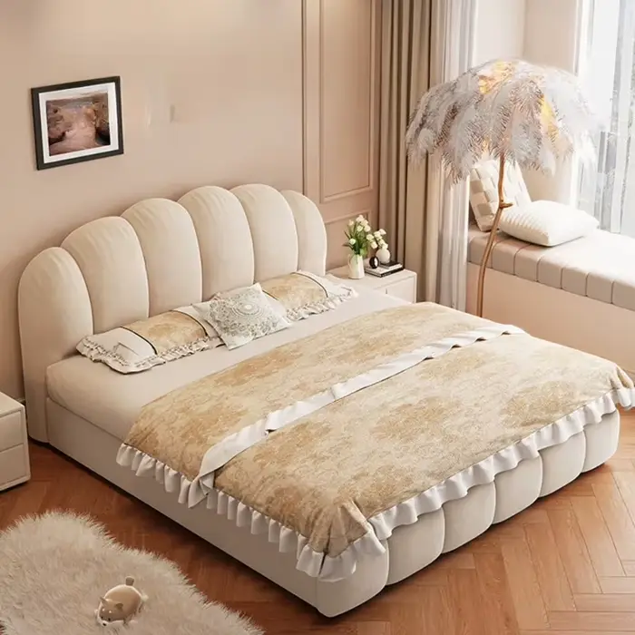 Lit double en flanelle laiteuse style crème avec tête de lit à dossier souple, table de chevet pour