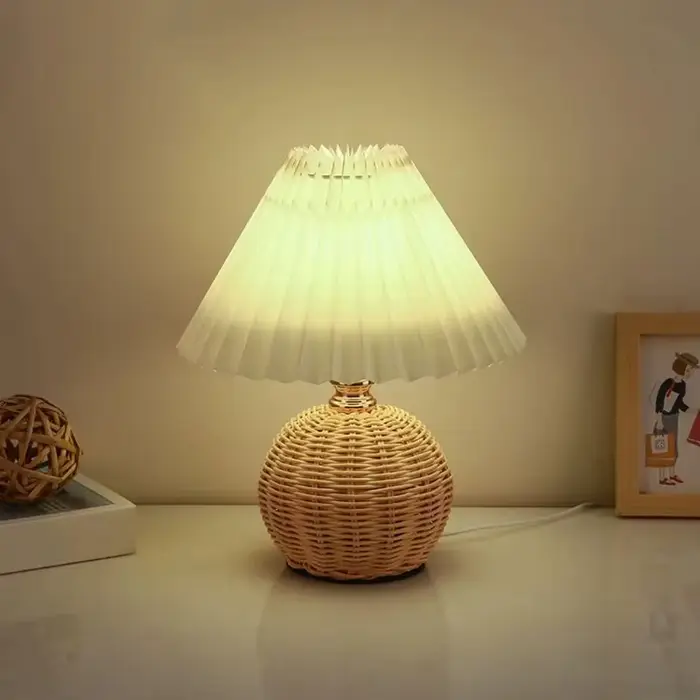 Lampe de table rétro en rotin avec abat-jour en tissu plissé – Veilleuse de chevet alimentée par USB pour chambre à