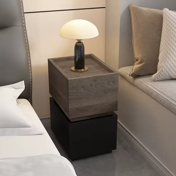 Table de chevet de chambre moderne avec épissure en bois de fond noir, combinant l'esthétique et la 