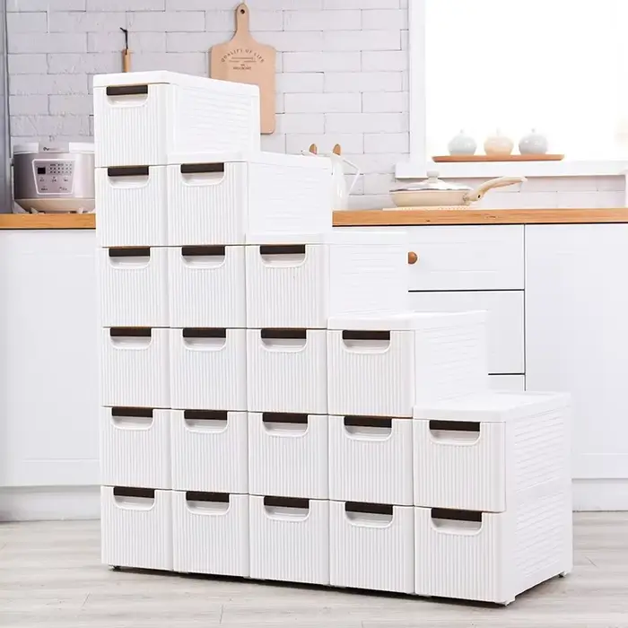 Petite armoire de sol d'angle de salle de bain blanche avec roulettes