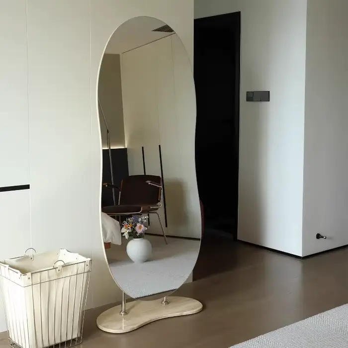 Miroir sur pied de luxe nordique pour toute la silhouette, grand format, design Alien, pour la décor