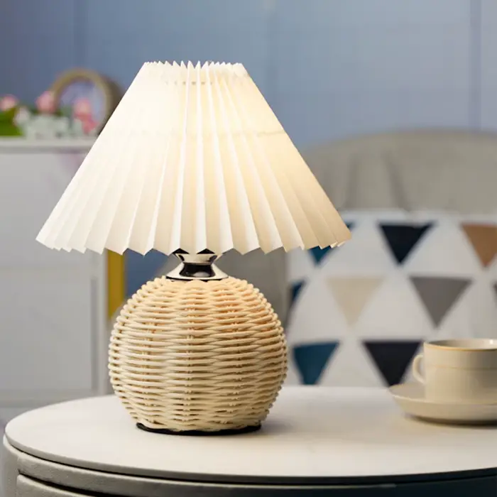Lampe LED sur Pied en Rotin Plissé