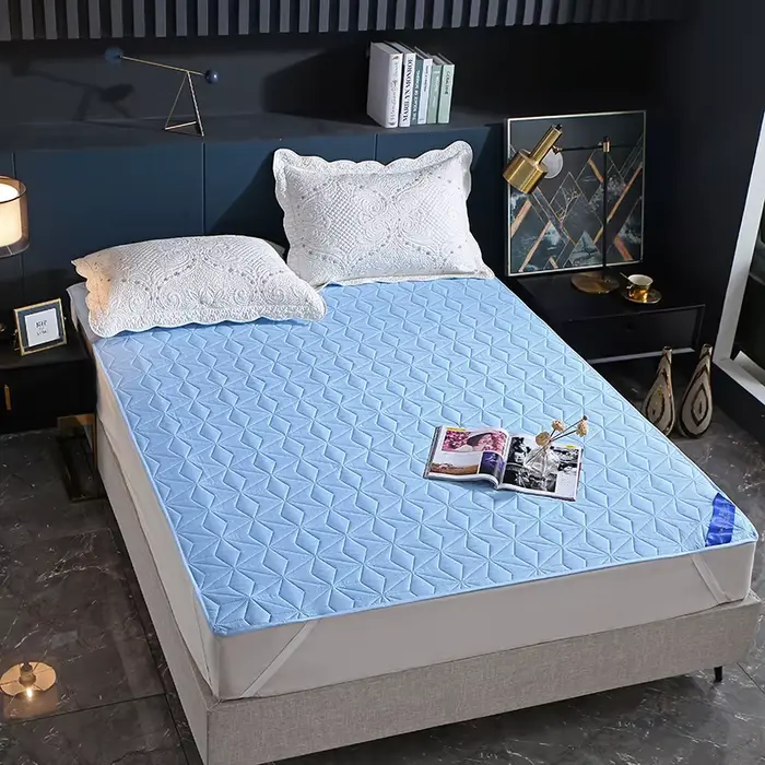 Couvre-lit imperméable sur le lit, protection de matelas antidérapante et respirante avec bande élas